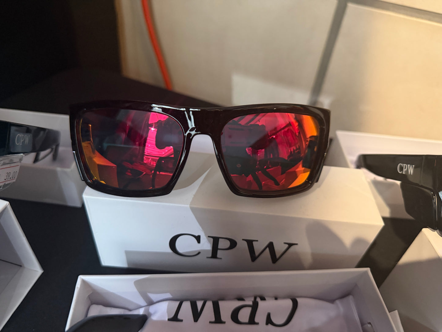 Black frame/red lense